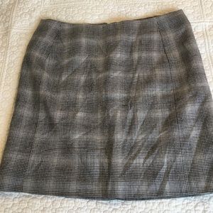 Banana Republic Gray and Black Skirt. Size 4